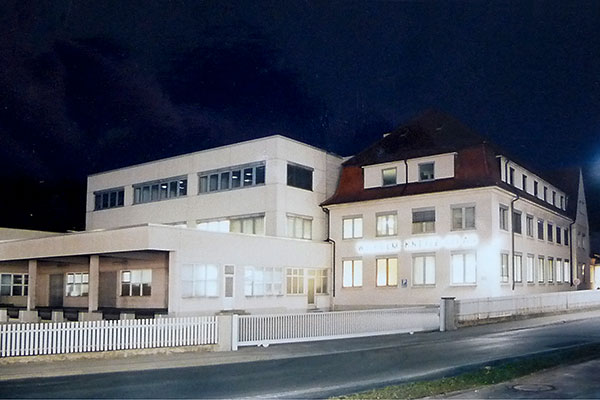 1980er-Firma-bei-Nacht.jpg